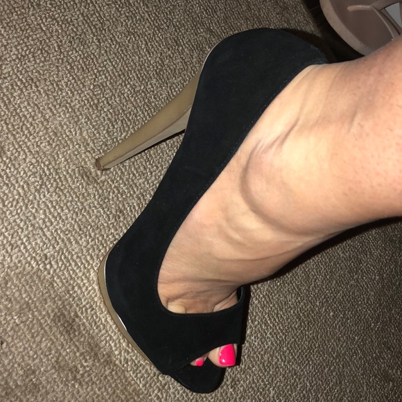 Black and gold Steve Madden platform stilettos - Picture 3 of 3